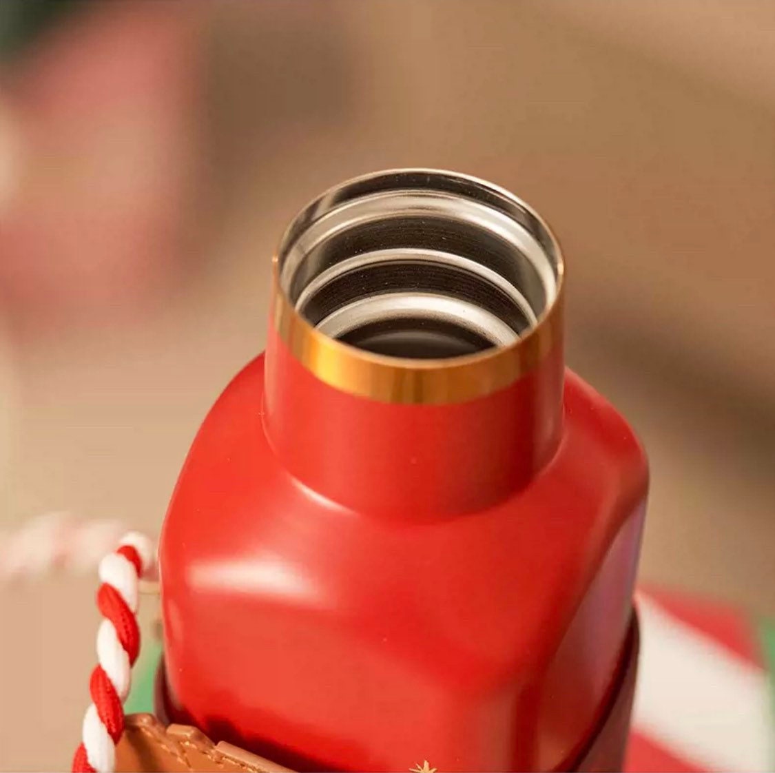 Starbucks China 500ml 2021 Christmas red vacuum cup with lion cup sleeve