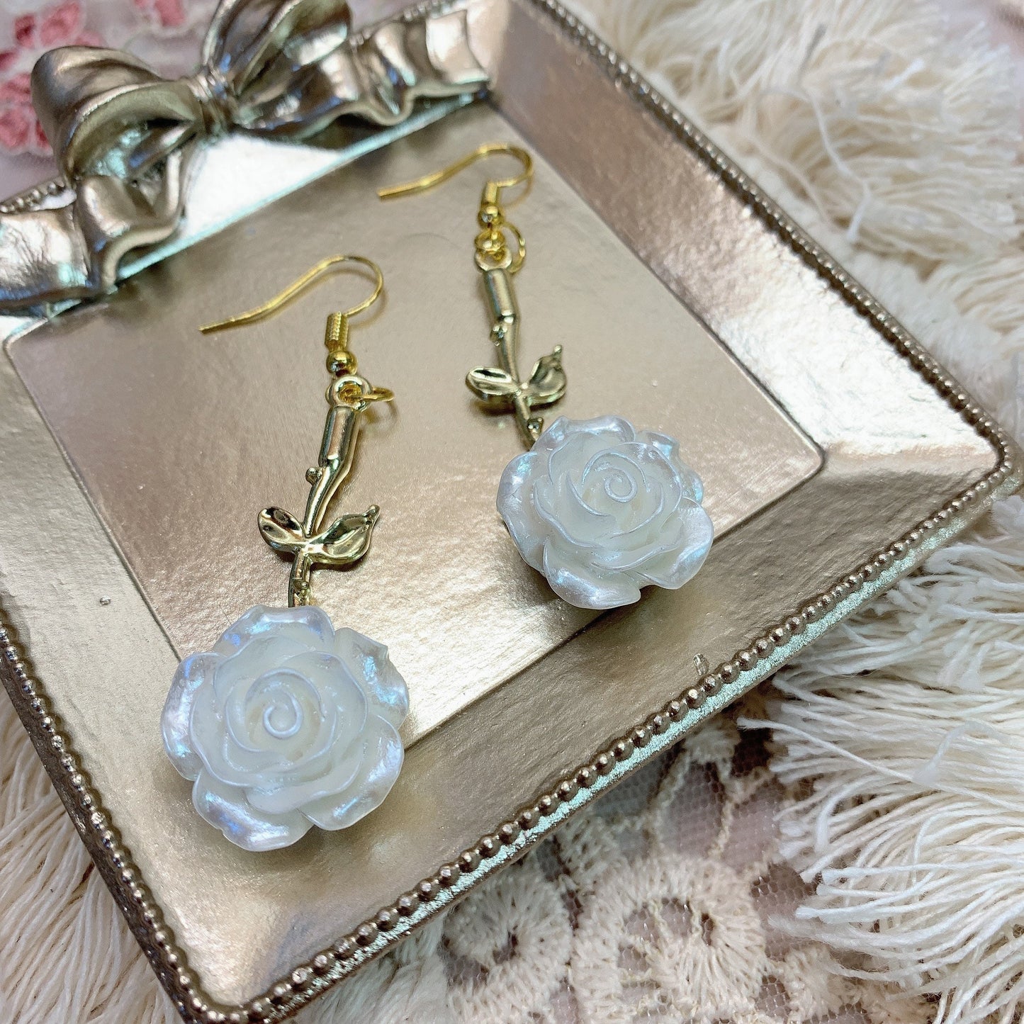 Moya handmade earrings「 white rose」