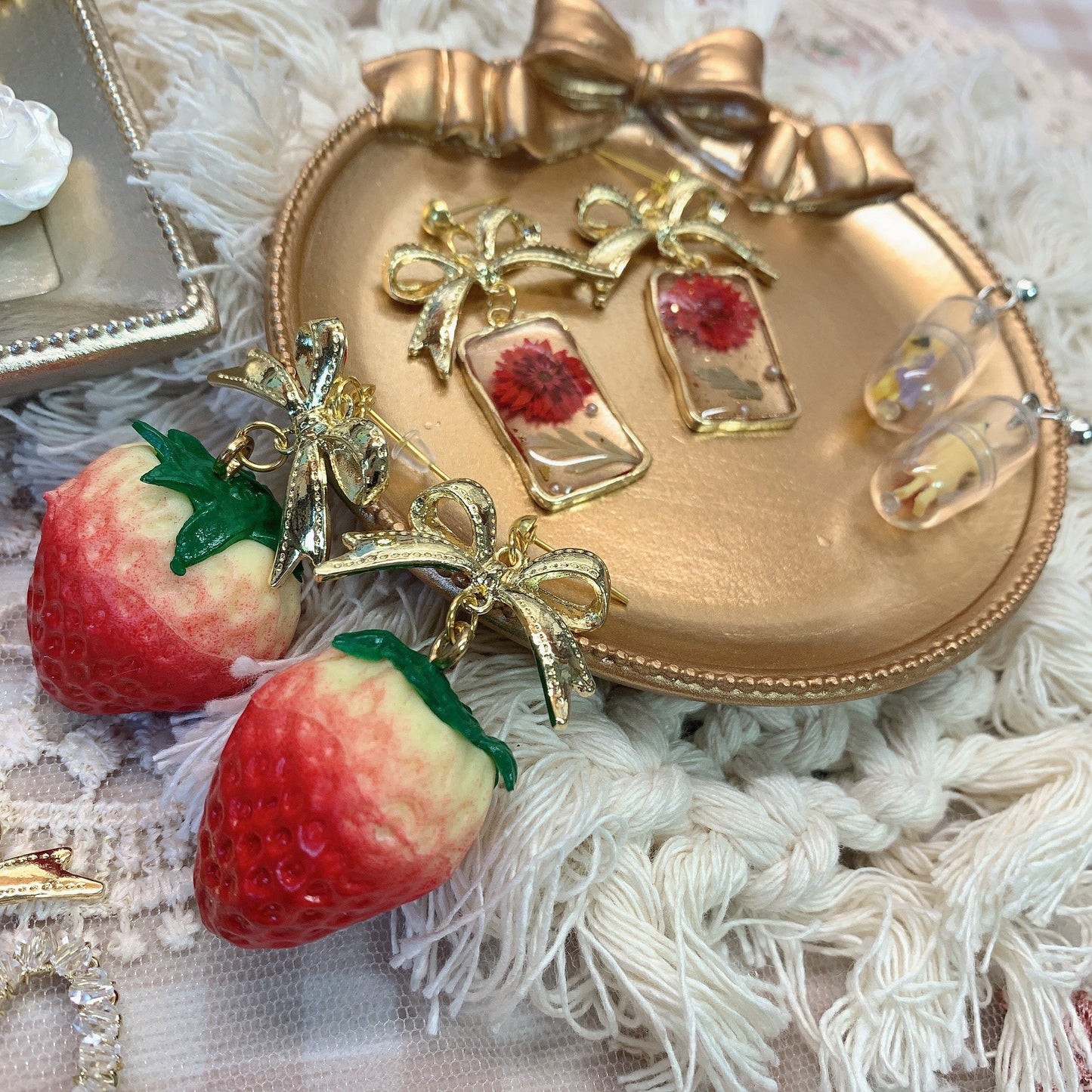 Moya handmade earrings「Space capsule」
