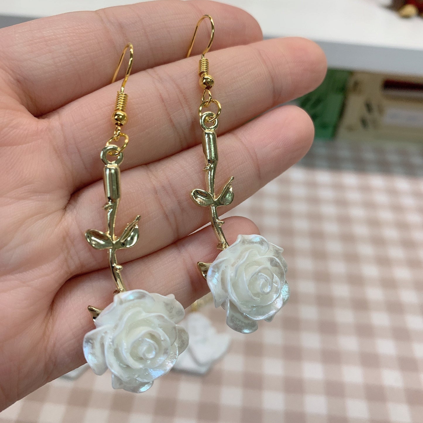 Moya handmade earrings「 white rose」