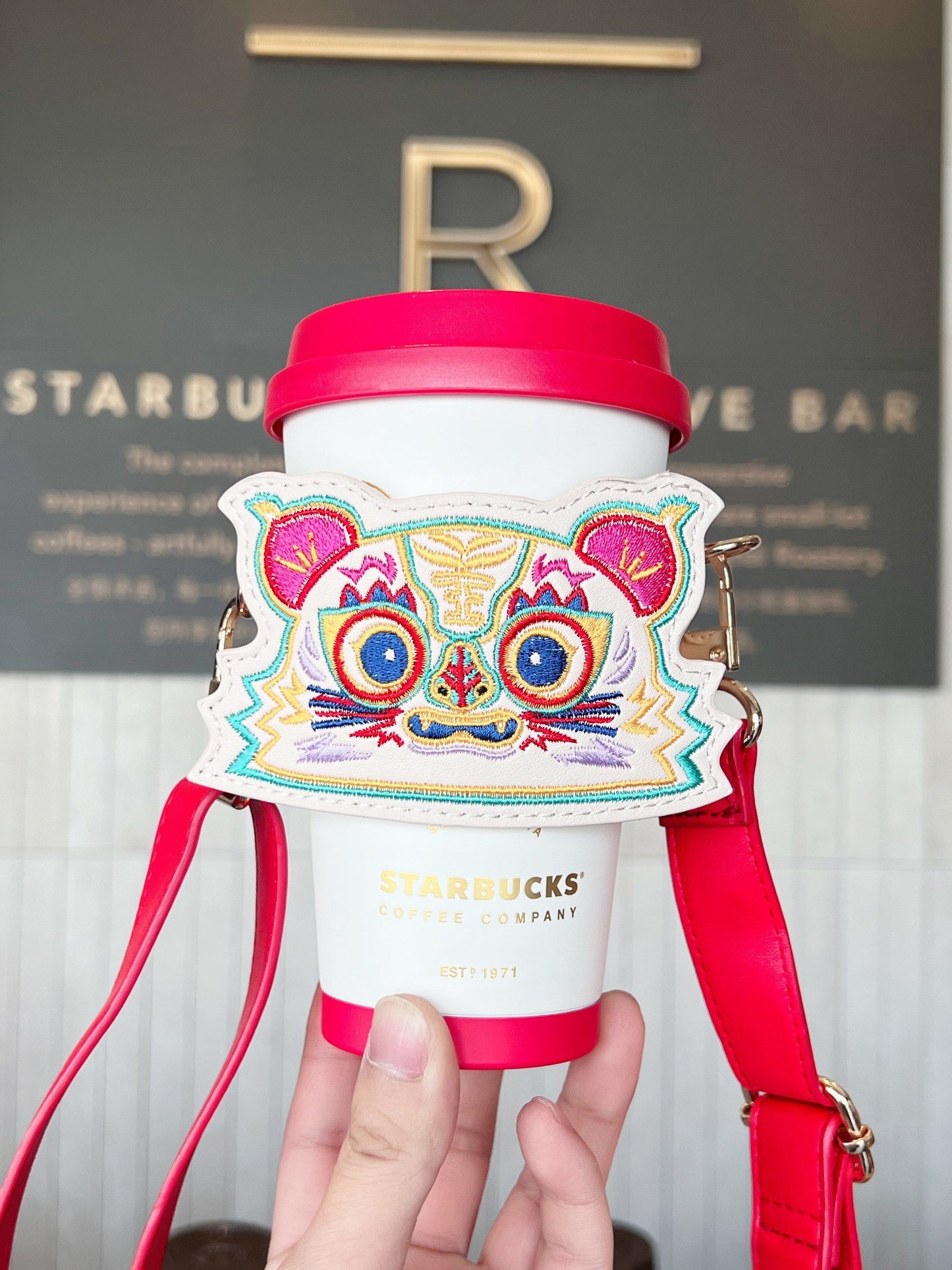 Starbucks China 370ml 2022 new year tiger series Chinese traditional tiger vacuum cup with same pattern cup holder bag