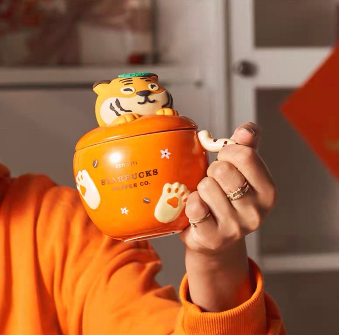 Starbucks China 300ml 2022 new year cute tiger series orange shape ceramics mug with tiger cover