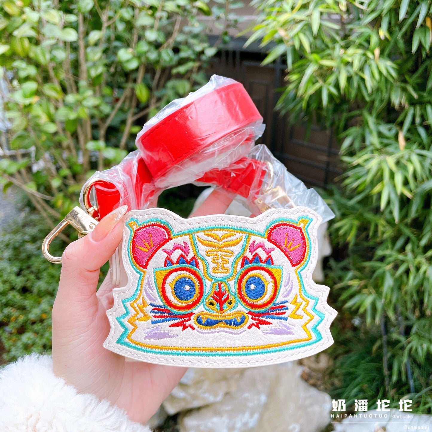 Starbucks China 370ml 2022 new year tiger series Chinese traditional tiger vacuum cup with same pattern cup holder bag