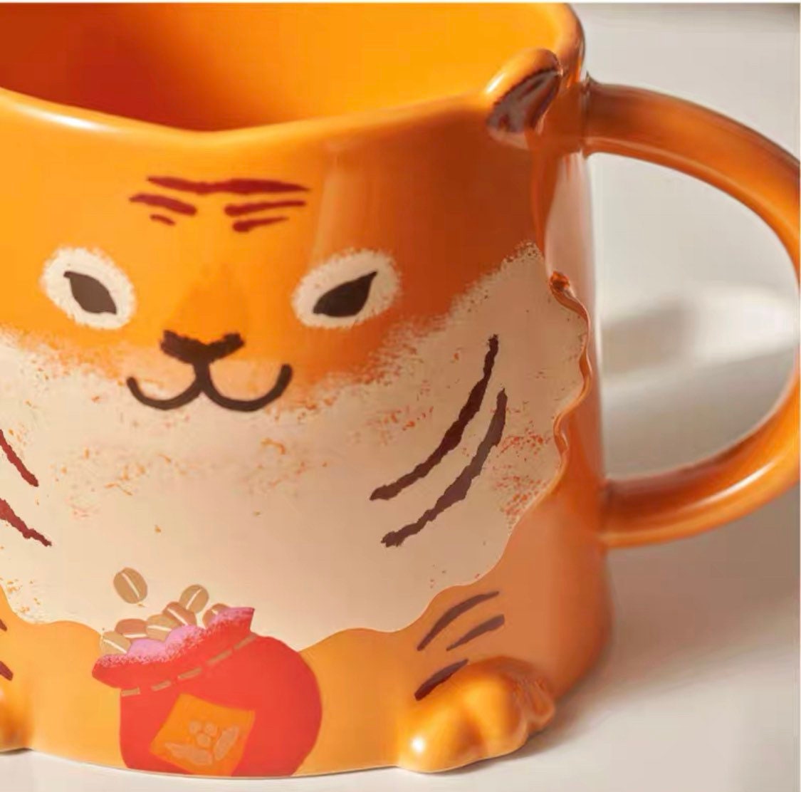 Starbucks China 414ml 2022 new year cute tiger series tiger shape with lucky bag ceramics mug