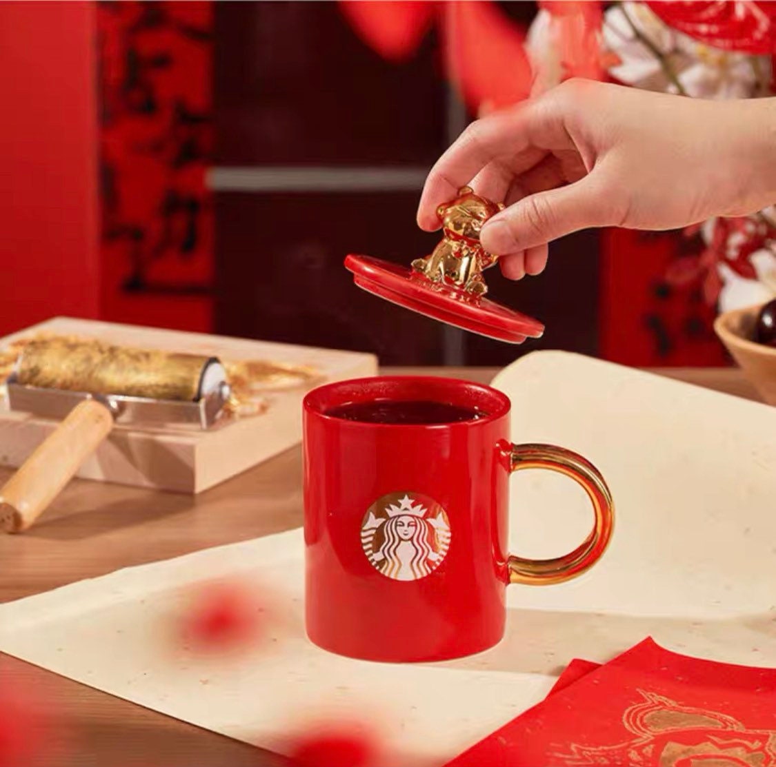 Starbucks China 400ml 2022 new year cute tiger series red ceramics mug with golden tiger cup cover